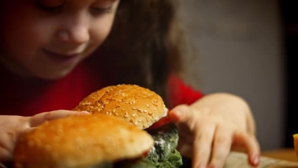 Mädchen leckere kalorienarme grüne Burger. Nahrung für neue Mütter. 4k Video Rezept — Stockvideo