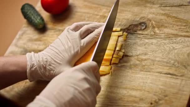 Snijd de cheddar kaas in stukken. 4k video recept — Stockvideo
