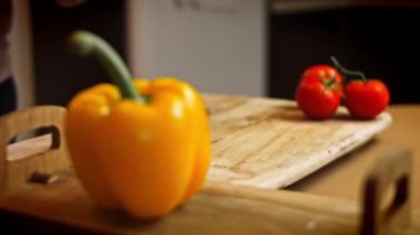 Masaya pancar koydum. Yeni anneler için Lezzetli Kırmızı Pizza. 4k video tarifi