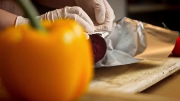 Avvolgo le barbabietole in un foglio di alluminio. Ricetta gustosa Pizza rossa per le neo mamme. Ricetta video 4k — Video Stock