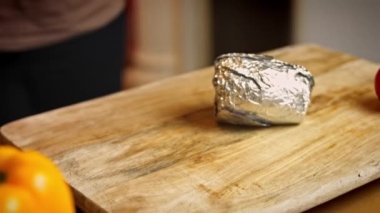 Pişmiş pancarları alüminyum folyodan çıkarıyorum. Yeni anneler için Lezzetli Kırmızı Pizza. 4k video tarifi