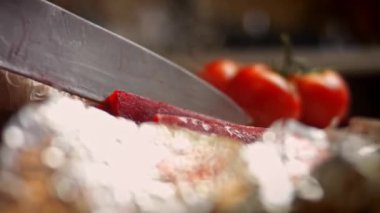 Haşlanmış pancarları parçalara ayırın. Yeni anneler için Lezzetli Kırmızı Pizza. 4k video tarifi