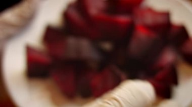 Haşlanmış pancarları parçalara ayırın. Yeni anneler için Lezzetli Kırmızı Pizza. 4k video tarifi