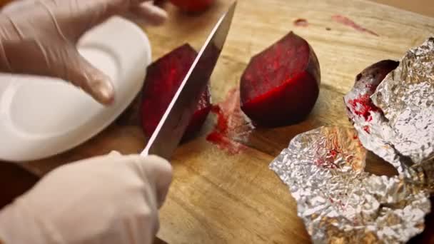 Couper les betteraves bouillies en morceaux. Recette savoureuse Red Pizza pour les nouvelles mamans. Recette vidéo 4k — Video
