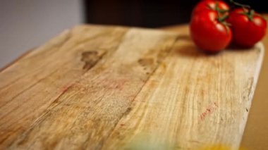 Masaya bir bardak doğranmış pancar koydum. Yeni anneler için Lezzetli Kırmızı Pizza. 4k video tarifi