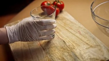 Masaya bir bardak su koydum. Yeni anneler için Lezzetli Kırmızı Pizza. 4k video tarifi