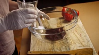 Kesilmiş pancarla mayayla su dök. Yeni anneler için Lezzetli Kırmızı Pizza. 4k video tarifi