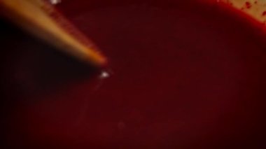 Suyu mayayla ve doğranmış pancarla karıştır. Yeni anneler için Lezzetli Kırmızı Pizza. 4k video tarifi