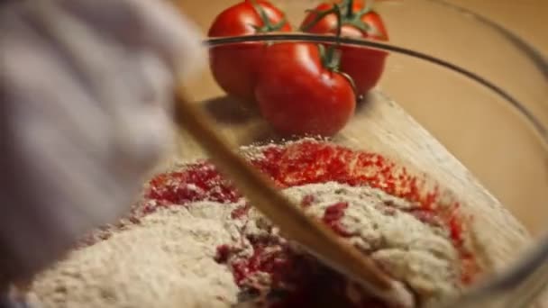 Mezclar la masa roja con harina integral. Sabrosa receta de pizza roja para las nuevas mamás. 4k video receta — Vídeo de stock