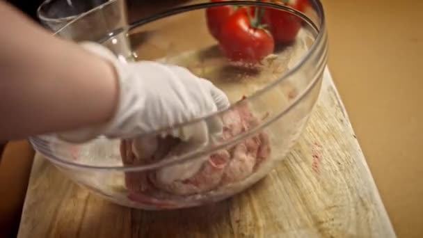 Mezclar la masa roja con harina integral. Sabrosa receta de pizza roja para las nuevas mamás. 4k video receta — Vídeos de Stock