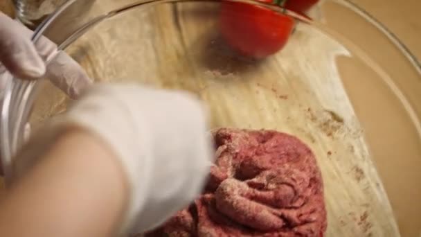 Mescolare la pasta rossa con farina integrale. Ricetta gustosa Pizza rossa per le neo mamme. Ricetta video 4k — Video Stock