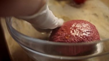 Kırmızı hamurun üzerine zeytinyağı dök. Yeni anneler için Lezzetli Kırmızı Pizza. 4k video tarifi