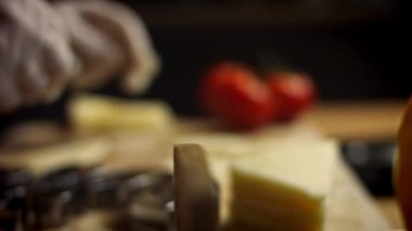 Mozzarella 'dan farklı şekiller kes. Kurabiye makası kullan. Yeni anneler için Lezzetli Kırmızı Pizza. 4k video tarifi