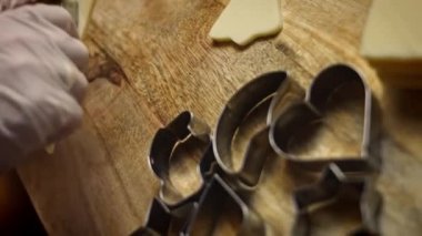 Mozzarella 'dan farklı şekiller kes. Kurabiye makası kullan. Yeni anneler için Lezzetli Kırmızı Pizza. 4k video tarifi