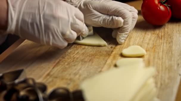 Mozzarella 'dan farklı şekiller kes. Kurabiye makası kullan. Yeni anneler için Lezzetli Kırmızı Pizza. 4k video tarifi — Stok video