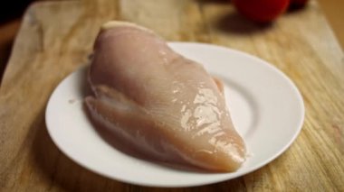 Tavuk göğsüne karabiber ekle. Yeni anneler için Lezzetli Kırmızı Pizza. 4k video tarifi