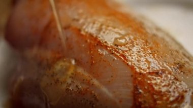 Tavuk göğsüne baharat ekle. Yeni anneler için Lezzetli Kırmızı Pizza. 4k video tarifi