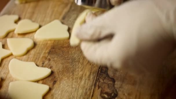 Taglia forme diverse dalla mozzarella. Usa i tagliabiscotti. Ricetta gustosa Pizza rossa per le neo mamme. Ricetta video 4k — Video Stock