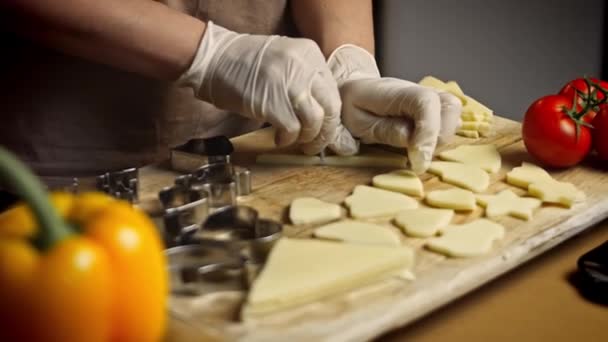 Вырезать различные формы из моцареллы. Используйте кухонные ножи. Рецепт красной пиццы для новых мам. 4k видео рецепт — стоковое видео