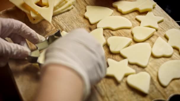 मोज़रेला से विभिन्न आकारों को काटें। कुकीज़ कटर का उपयोग करें। नई माताओं के लिए स्वादिष्ट रेसिपी लाल पिज्जा। 4k वीडियो रेसिपी — स्टॉक वीडियो