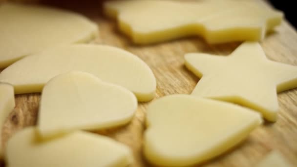 Wytnij różne kształty z mozzarelli. Użyj nożyc do ciastek. Smaczny przepis Red Pizza dla nowych mam. Przepis wideo 4k — Wideo stockowe