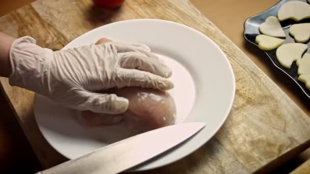 Skär kycklingbröstet i två bitar. Smaklig recept röd pizza för nya mammor. 4k video recept — Stockvideo
