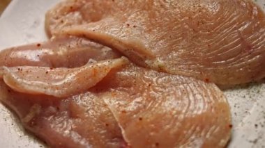 Tavuk göğsüne baharat ekle. Yeni anneler için Lezzetli Kırmızı Pizza. 4k video tarifi