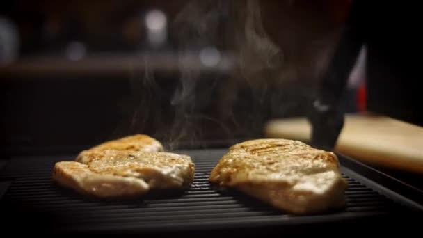 Utsökt saftig köttbiff på grillen. Koka grillning färsk kyckling bröst. Stekt kycklingfilé på elektrisk roaster. Häll salt, rosmarin, svartpeppar. 4k-video — Stockvideo