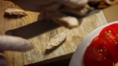 Izgara tavuk göğsünü parçalara ayır. Yeni anneler için Lezzetli Kırmızı Pizza. 4k video tarifi