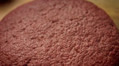 Şeffaf bir kasede kırmızı hamur. Yeni anneler için Lezzetli Kırmızı Pizza. 4k video tarifi