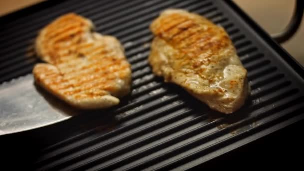 Heerlijke sappige vlees steak koken op de grill. Kook grillen verse kipfilet. Bak kipfilet op een elektrische braadpan. Giet zout, rozemarijn, zwarte peper. 4k video — Stockvideo