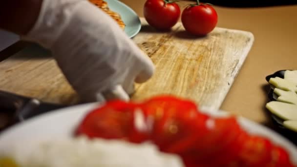Я поклав жука на стіл. Смачний рецепт Червона піца для нових мам. 4k відео рецепт — стокове відео