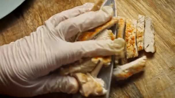 Gegrillte Hähnchenbrust in Stücke schneiden. Leckeres Rezept Rote Pizza für neue Mütter. 4k Video Rezept — Stockvideo