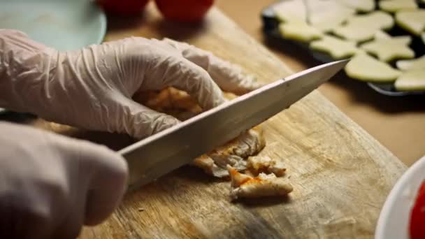 Нарізати курячі грудки на шматки. Смачний рецепт Червона піца для нових мам. 4k відео рецепт — стокове відео