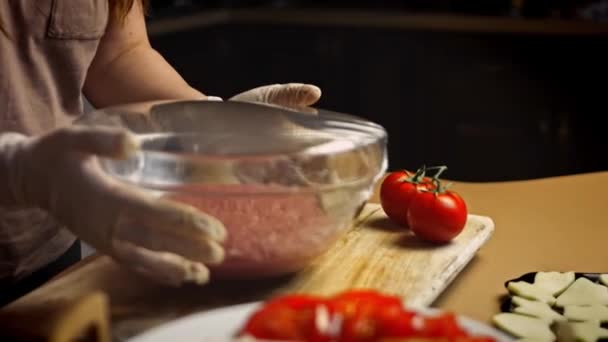 Saco la película de comida del tazón con la masa roja. Sabrosa receta de pizza roja para las nuevas mamás. 4k video receta — Vídeos de Stock