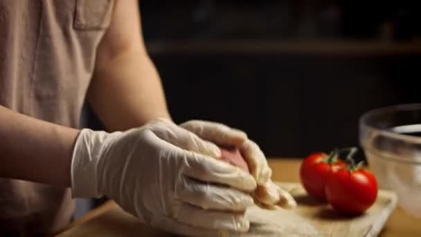 Amasar la masa roja. Sabrosa receta de pizza roja para las nuevas mamás. 4k video receta — Vídeos de Stock