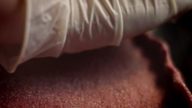 Pizza için kırmızı hamuru pişiririm. Yeni anneler için Lezzetli Kırmızı Pizza. 4k video tarifi