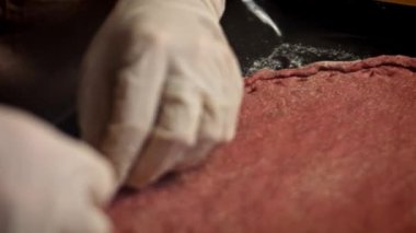 Pizza için kırmızı hamuru pişiririm. Yeni anneler için Lezzetli Kırmızı Pizza. 4k video tarifi