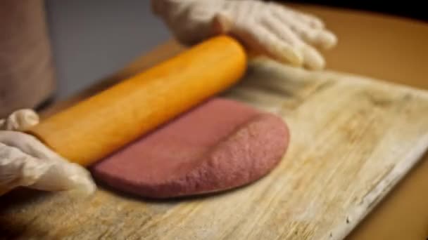 Pétrir la pâte rouge. Recette savoureuse Red Pizza pour les nouvelles mamans. Recette vidéo 4k — Video