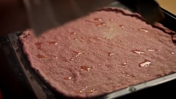 Vet het rode pizzadeeg in met olie. Lekkere Recept Red Pizza voor nieuwe moeders. 4k video recept — Stockvideo