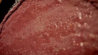 Kırmızı pizza hamurunu yağla. Yeni anneler için Lezzetli Kırmızı Pizza. 4k video tarifi