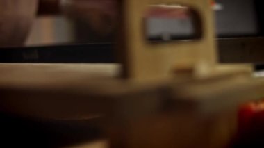 Tavuğu kırmızı pizza hamurunun üstüne koy. Yeni anneler için Lezzetli Kırmızı Pizza. 4k video tarifi
