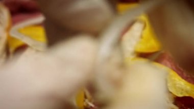 Beyaz soğanı kırmızı pizza hamurunun üstüne koy. Yeni anneler için Lezzetli Kırmızı Pizza. 4k video tarifi