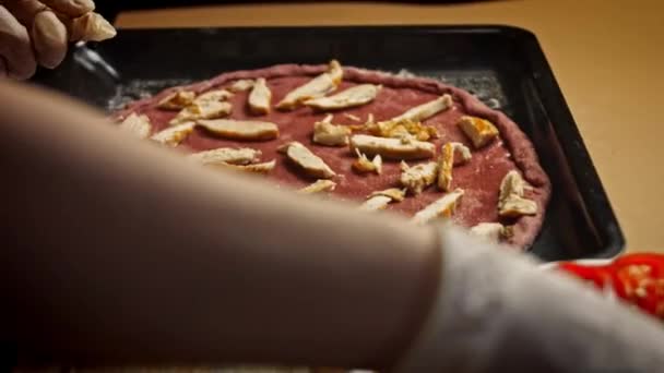 Ułóż żółty pieprz nad czerwonym ciastem z pizzy. Smaczny przepis Red Pizza dla nowych mam. Przepis wideo 4k — Wideo stockowe