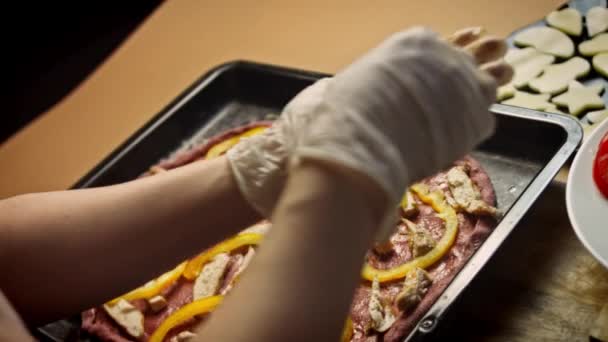 Ułóż białą cebulę nad czerwonym ciastem z pizzy. Smaczny przepis Red Pizza dla nowych mam. Przepis wideo 4k — Wideo stockowe