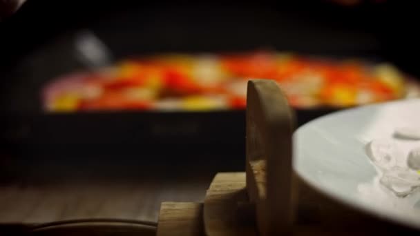 Coloca los tomates sobre la masa de pizza roja. Sabrosa receta de pizza roja para las nuevas mamás. 4k video receta — Vídeos de Stock
