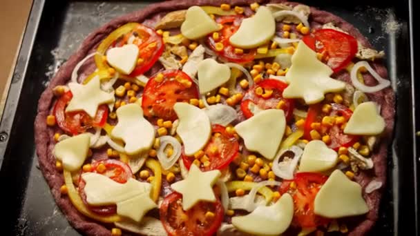 Рецепт красной пиццы для новых мам. 4k видео рецепт — стоковое видео
