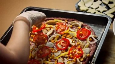 Domatesleri kırmızı pizza hamurunun üzerine yerleştir. Yeni anneler için Lezzetli Kırmızı Pizza. 4k video tarifi