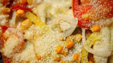 Yeni anneler için Lezzetli Kırmızı Pizza. 4k video tarifi