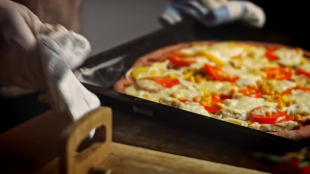 Smaklig recept röd pizza för nya mammor. 4k video recept — Stockvideo